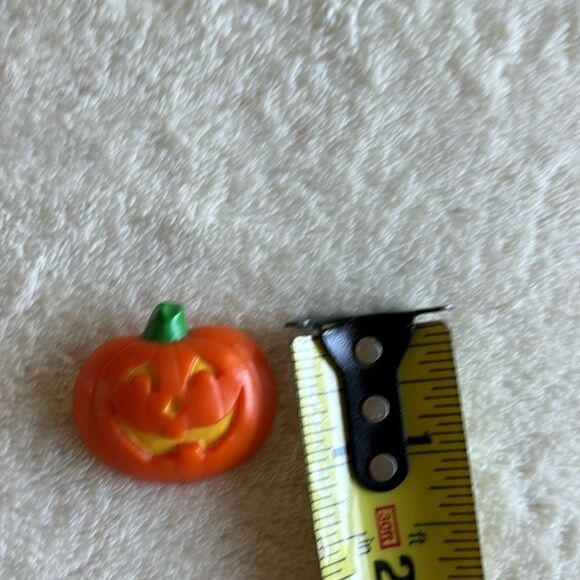 1987 HALLMARK HALLOWEEN  PLASTIC PUMPKIN BLACK EYES PIN JACK o LANTERN Brooch - Picture 4 of 5